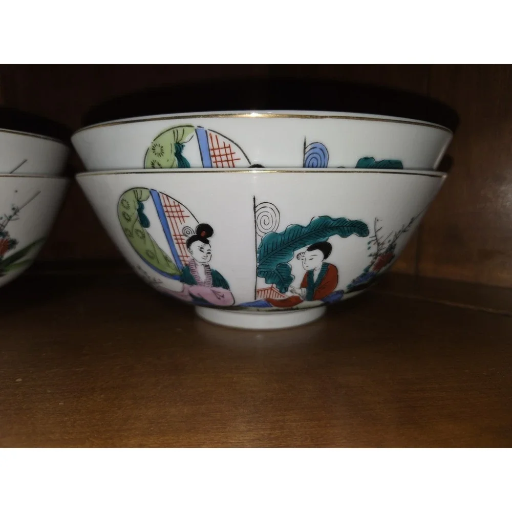 4 Chinese Handpaintes Porcelain Famille Rose Matching Bowls